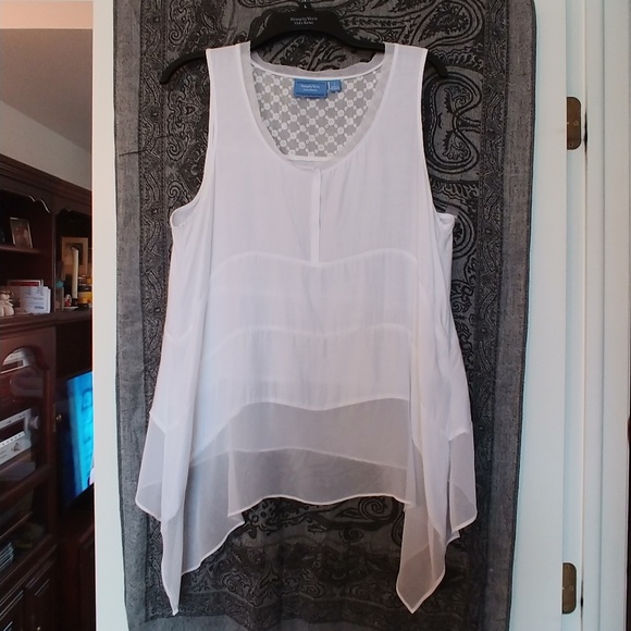 Vera Wang Tops - EUC Light and Flowy Top